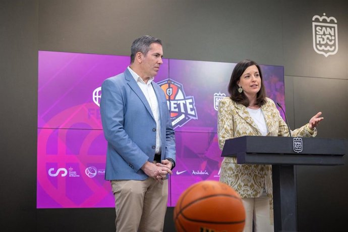 La alcaldesa de San Fernando, Patricia Cavada, y el representante de la Federación Española de Baloncesto y delegado en Cádiz de la Federación Andaluza, Adolfo Magrañal, en rueda de prensa