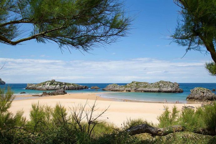 Archivo - Playa de Ris, en Noja