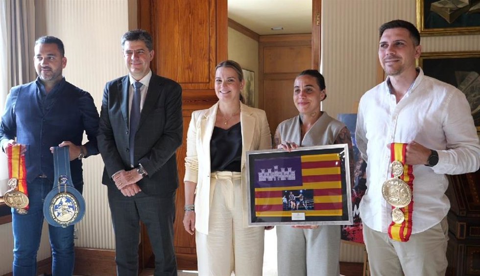 La presidenta del Govern, Marga Prohens, recibe en audiencia a la boxeadora Farah el Bousairi