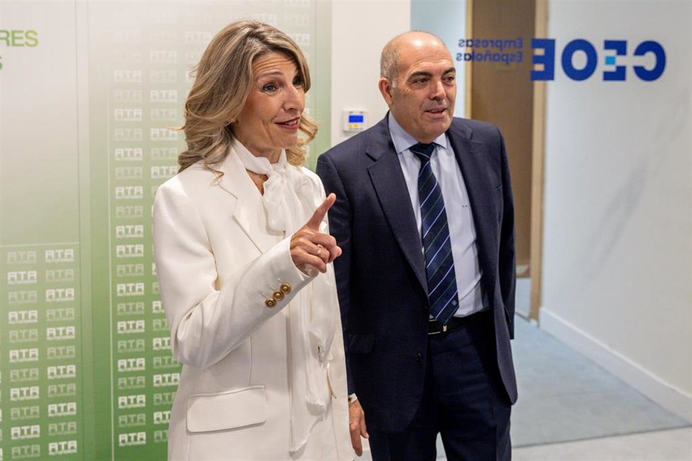 La vicepresidenta segunda y ministra de Trabajo y Economía Social, Yolanda Díaz, y el presidente de ATA, Lorenzo Amor, durante la clausura del VII Foro Emprendedores y Autónomos 2026 organizado por la Asociación de Trabajadores Autónomos (ATA), a 5 de may