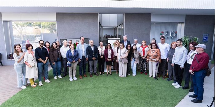 Foto de familia durante el acto por el 45 aniversario de Alcer Almería en el Espacio ALMA.