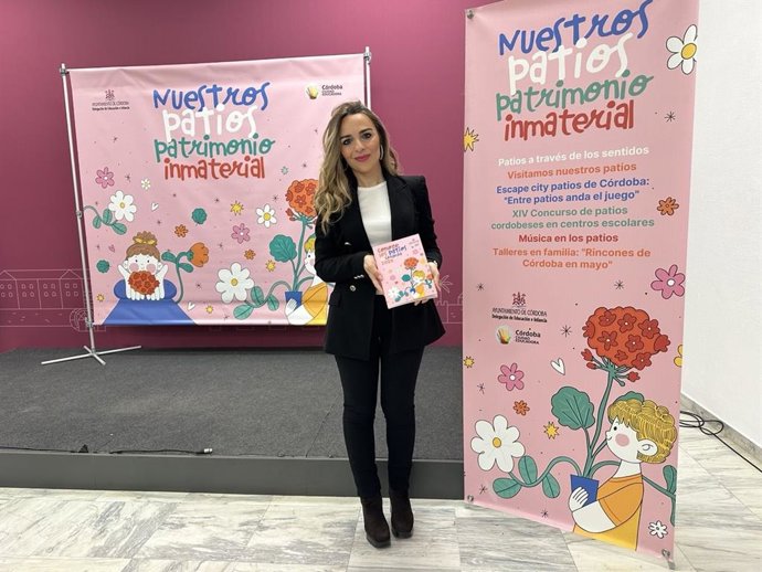 La delegada de Educación e Infancia del Ayuntamiento de Córdoba, Narci Ruiz, presenta el programa.