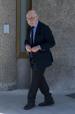 Archivo - El exministro de Hacienda Cristóbal Montoro a su llegada a la capilla ardiente del exministro Josep Piqué, en el Tanatorio M-30, a 7 de abril de 2023, en Madrid (España). 