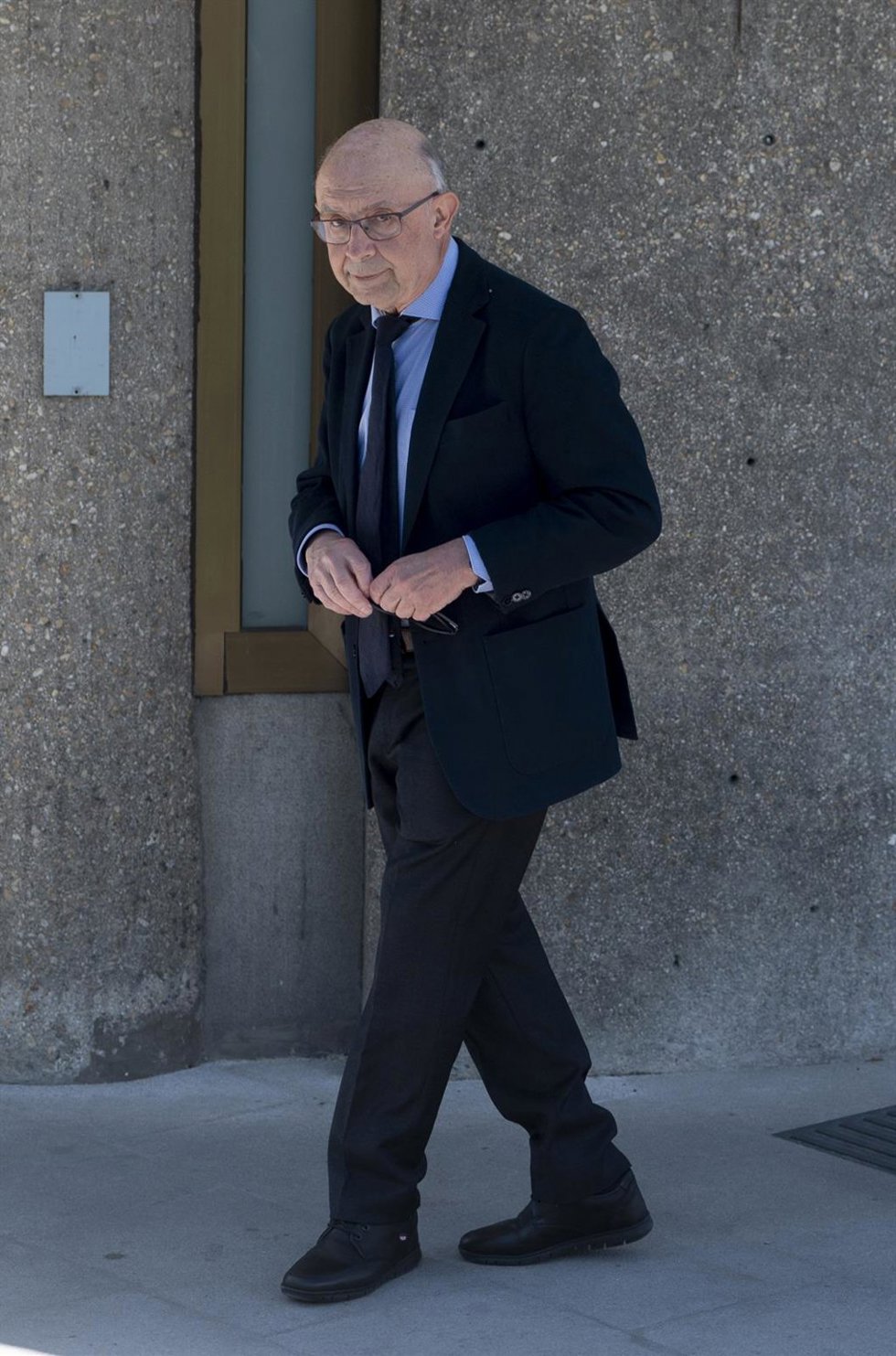 Archivo - El exministro de Hacienda Cristóbal Montoro a su llegada a la capilla ardiente del exministro Josep Piqué, en el Tanatorio M-30, a 7 de abril de 2023, en Madrid (España).