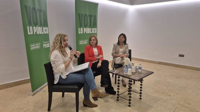 Bernabé (c) junto a las candidatas del PSOE de Almería al Parlamento andaluz.