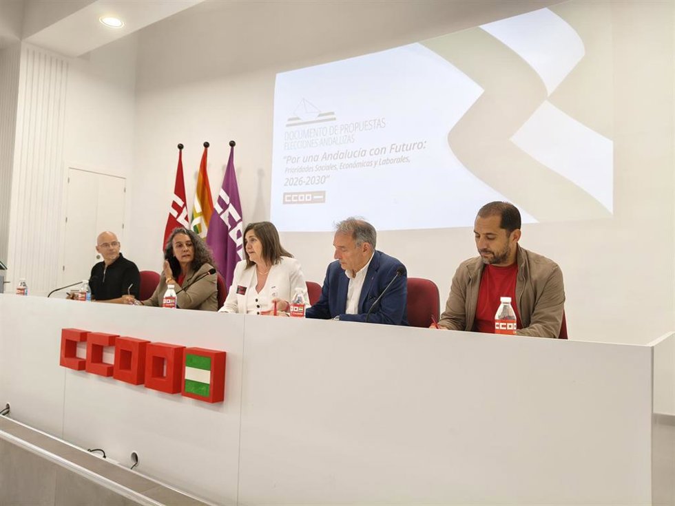 Marina Borrego (centro), interviene, entre Rosa María Rodríguez y Enrique Santiago, durante el encuentro mantenido entre Por Andalucía y el sindicato.