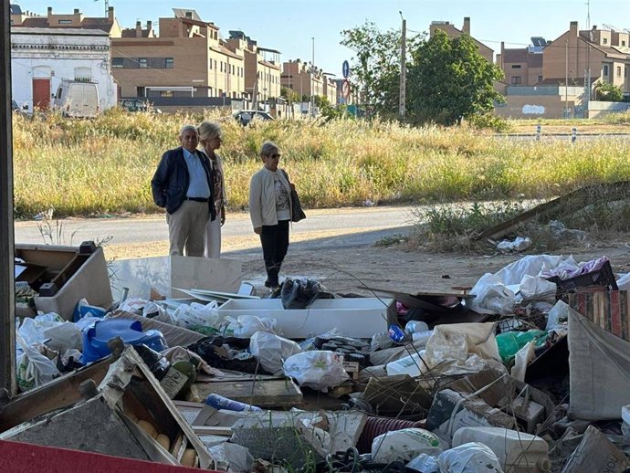 Visita de la subdelegada del Gobierno en Huelva, María José Rico, al barrio de El Matadero.