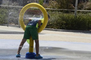 Archivo - Un niño juega enun parque.