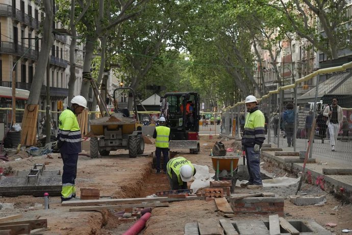 Obreros trabajando en una obra en Las Ramblas de Barcelona, a 23 de abril de 2026, en Barcelona, Catalunya (España)