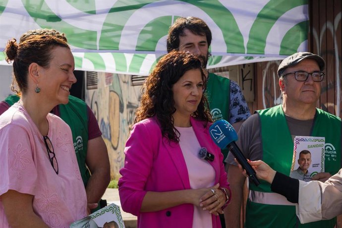 La cabeza de lista de la candidatura de Por Andalucía en Almería, María Jesús Amate, junto a otros miembros de la formación.