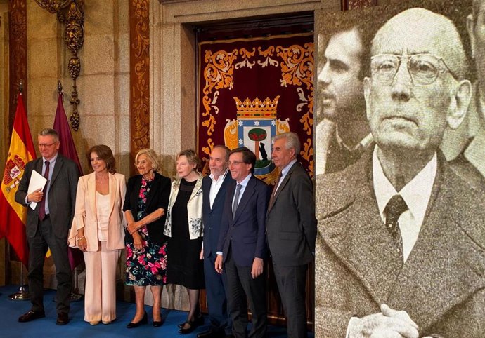 Los acaldes de Madrid Alberto Ruiz Gallardón, Ana Botella, Manuela Carmena, Juan Barrando y José Luis Martínez-Almeida en el acto homenaje a Enrique Tierno Galván por el 40 aniversario de su fallecimiento.