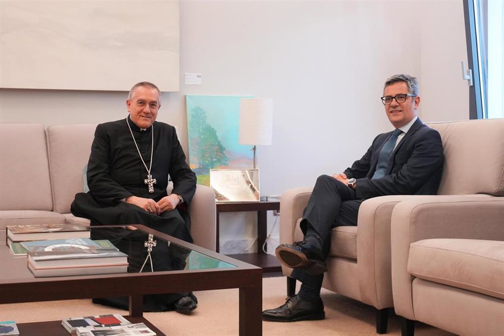 El ministro de la Presidencia, Justicia y Relaciones con las Cortes, Félix Bolaños, con el nuncio apostólico en España, monseñor Piero Pioppo, durante su reunión para preparar la visita del Papa León XIV a España.