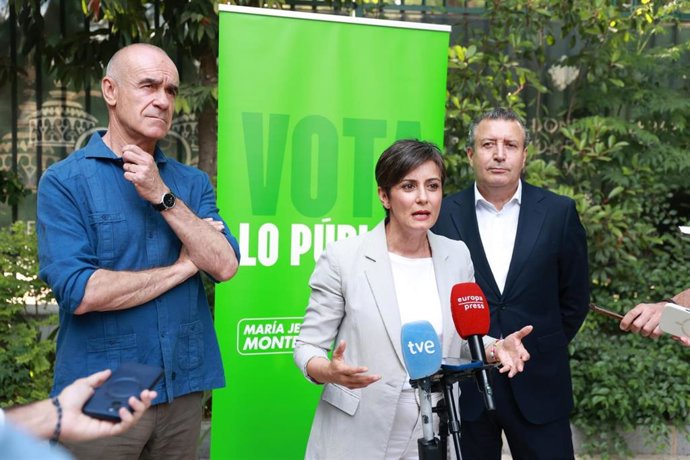La ministra de Vivienda atiende a los medios junto al portavoz socialista en el Ayuntamiento de Sevilla y el secretario general del PSOE provincial.
