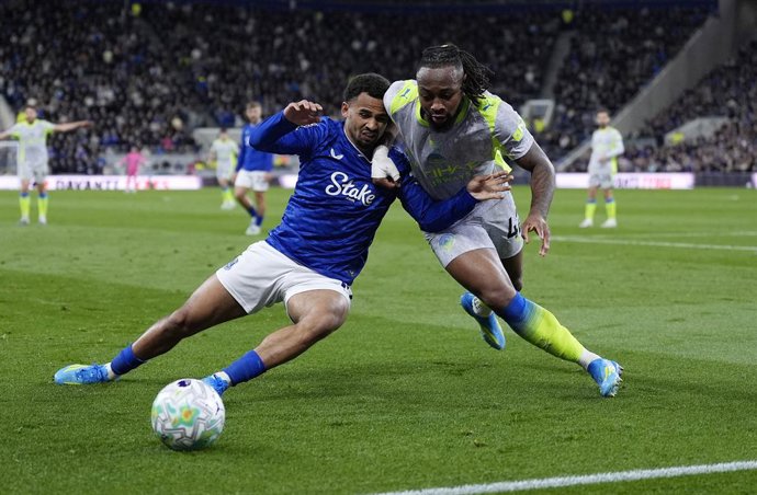 04 May 2026, United Kingdom, Liverpool: Everton's Iliman Ndiaye (L) and Manchester City's Antoine Semenyo battle for the ball during the English Premier League soccer match between Everton and Manchester City at Hill Dickinson Stadium. Photo: Peter Byrne/