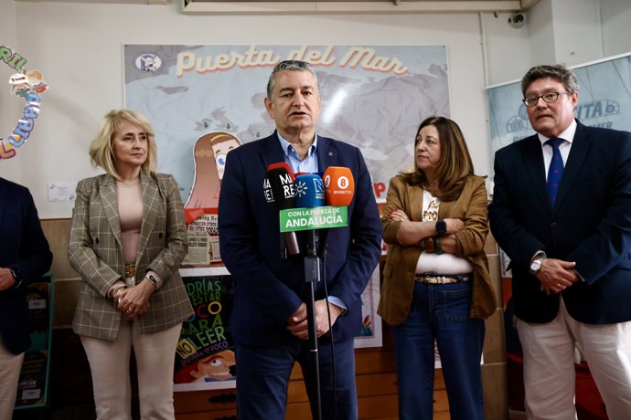 El candidato número uno del PP por la provincia de Cádiz al Parlamento andaluz, Antonio Sanz, junto a la coordinadora de Educación del PP-A, María del Carmen Castillo, durante un encuentro sectoral.