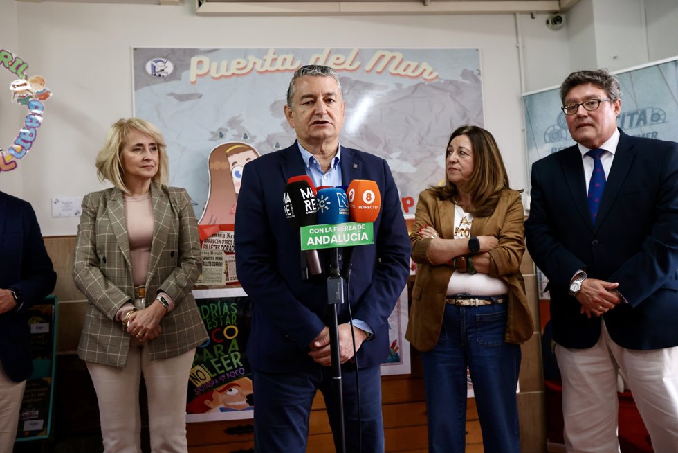 El candidato número uno del PP por la provincia de Cádiz al Parlamento andaluz, Antonio Sanz, junto a la coordinadora de Educación del PP-A, María del Carmen Castillo, durante un encuentro sectoral.