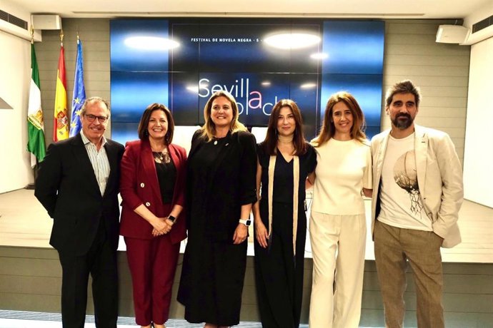 Foto familiar de la inauguración de la primera edición del festival literario 'Sevilla Black'.