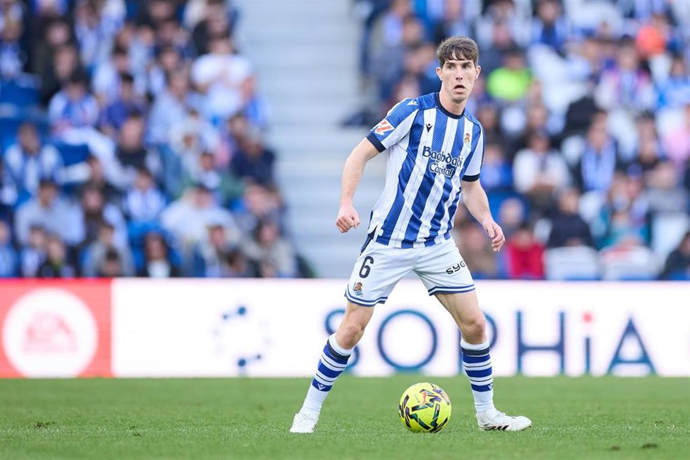 Archivo - Aritz Elustondo, en un partido de la Real Sociedad.