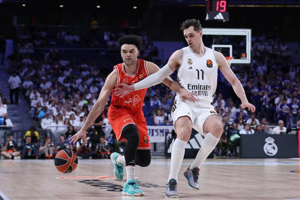 Elijah Bryant y Mario Hezonja durante un Real Madrid-Hapoel Tel Aviv del 'playoff' de la Euroliga 25-26