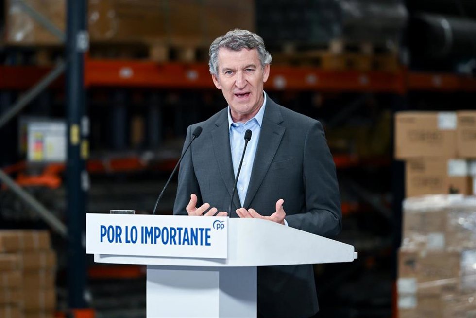 El  presidente del Partido Popular, Alberto Núñez Feijóo, clausura el acto sobre infraestructuras ‘Pagas más, recibes menos’, a 21 de abril de 2026, en Getafe, Madrid (España).