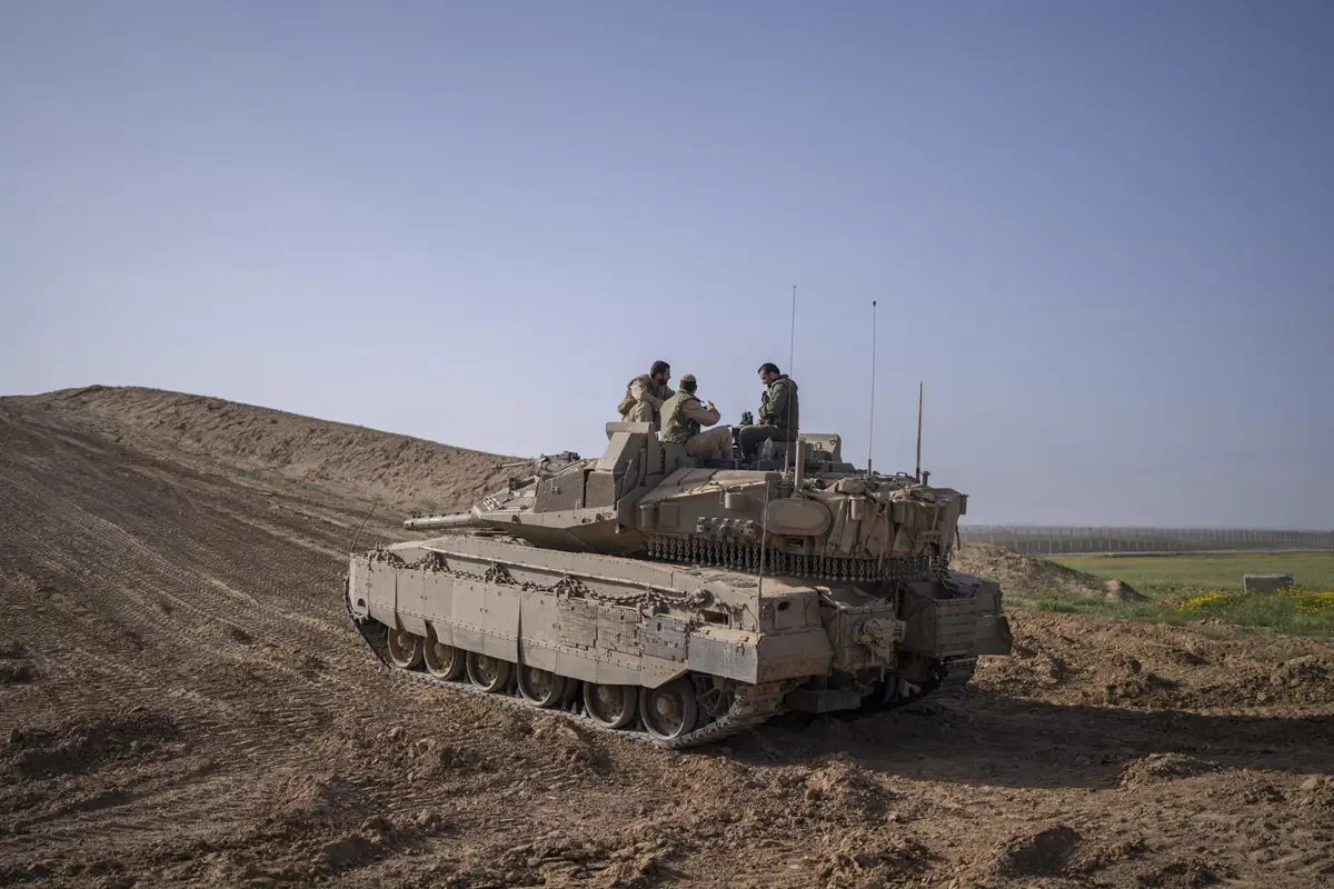 Archivo - Un tanque israelí cerca de la Franja de Gaza