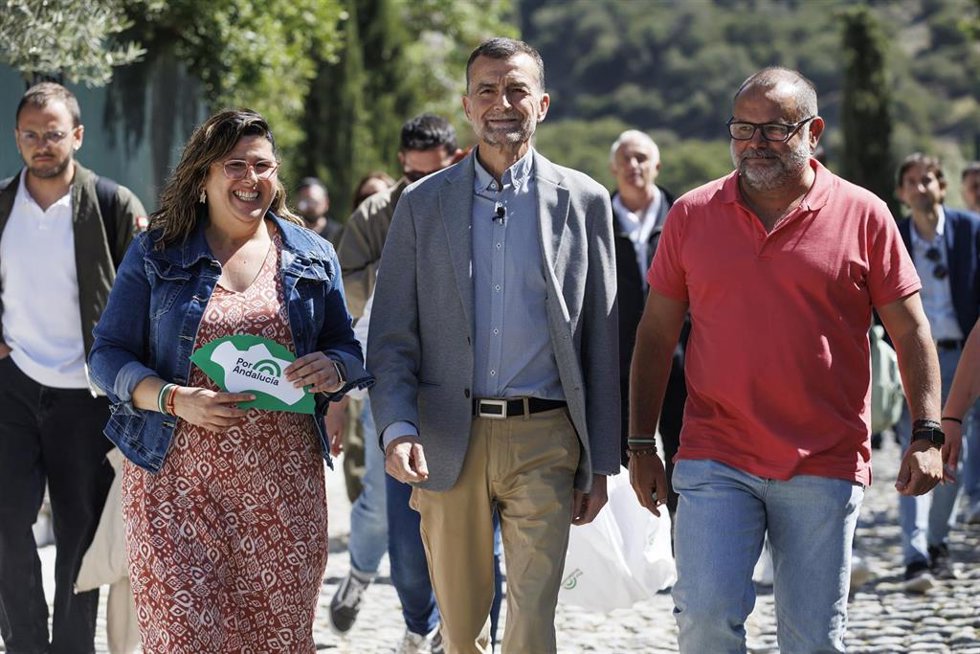 El candidato de Por Andalucía a la Presidencia de la Junta, Antonio Maíllo, en el Albaicín de Grananda durante la atención a los medios para presentar propuestas en materia de turismo.
