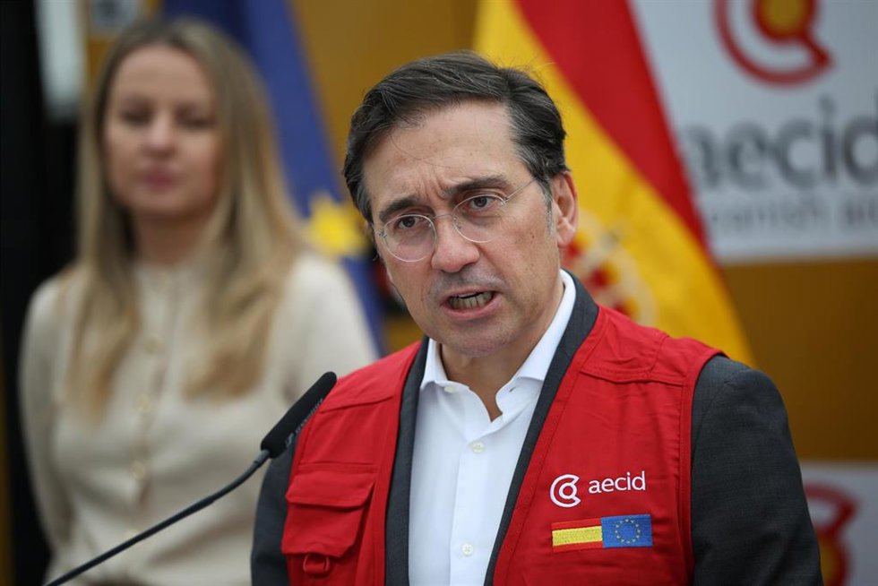 Archivo - El ministro de Asuntos Exteriores, Unión Europea y Cooperación, José Manuel Albares, entrega varios generadores de gran potencia a la embajadora de Ucrania en España, en Finanzauto, a 4 de febrero de 2026, en Arganda del Rey, Madrid (España).