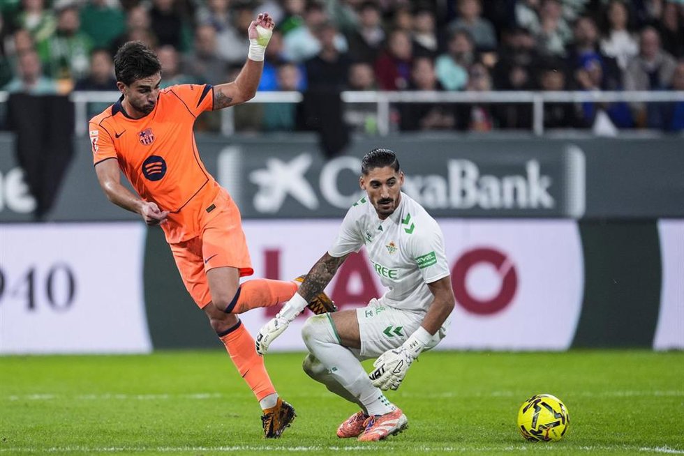 Archivo - Ferran Torres y Álvaro Valles en el Real Betis-FC Barcelona de la primera vuelta