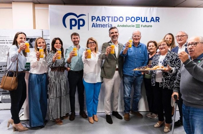 El presidente del Partido Popular (PP) de Almería y candidato al Parlamento andaluz, Ramón Fernández-Pacheco, durante el encuentro con mayores.