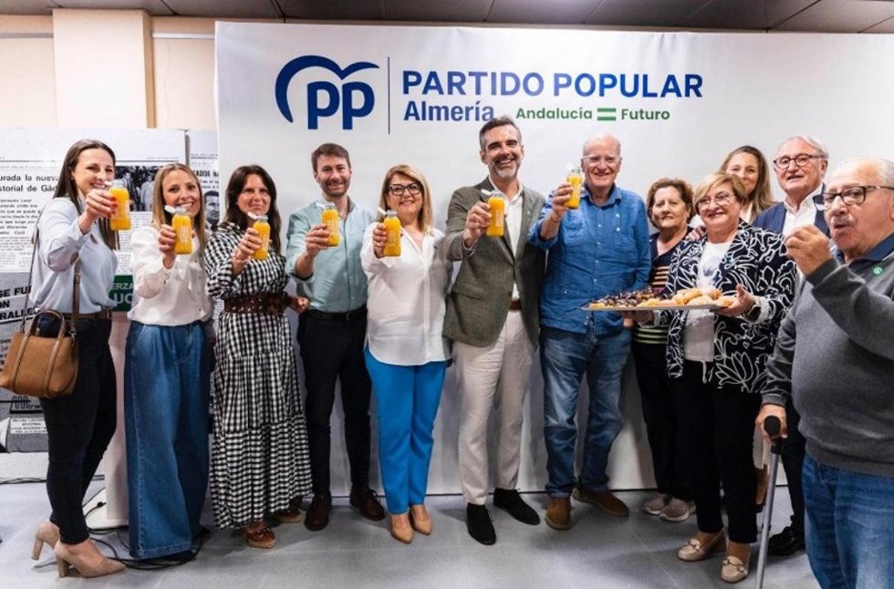 El presidente del Partido Popular (PP) de Almería y candidato al Parlamento andaluz, Ramón Fernández-Pacheco, durante el encuentro con mayores.