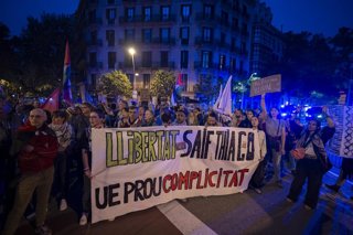 Manifestantes durante una concentración para que Israel libere a los miembros de la flotilla a Gaza Saif Abukeshek y Thiago Ávila, a 2 de mayo de 2026, en Barcelona