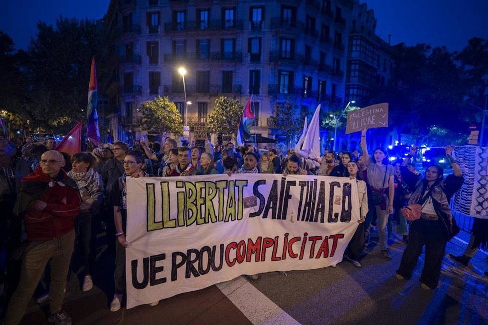 Manifestantes durante una concentración para que Israel libere a los miembros de la flotilla a Gaza Saif Abukeshek y Thiago Ávila, a 2 de mayo de 2026, en Barcelona