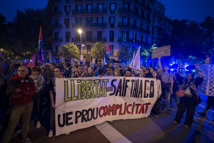 Manifestantes durante una concentración para que Israel libere a los miembros de la flotilla a Gaza Saif Abukeshek y Thiago Ávila, a 2 de mayo de 2026, en Barcelona, Catalunya (España).  El llamamiento difundido por los organizadores cita expresamente el 