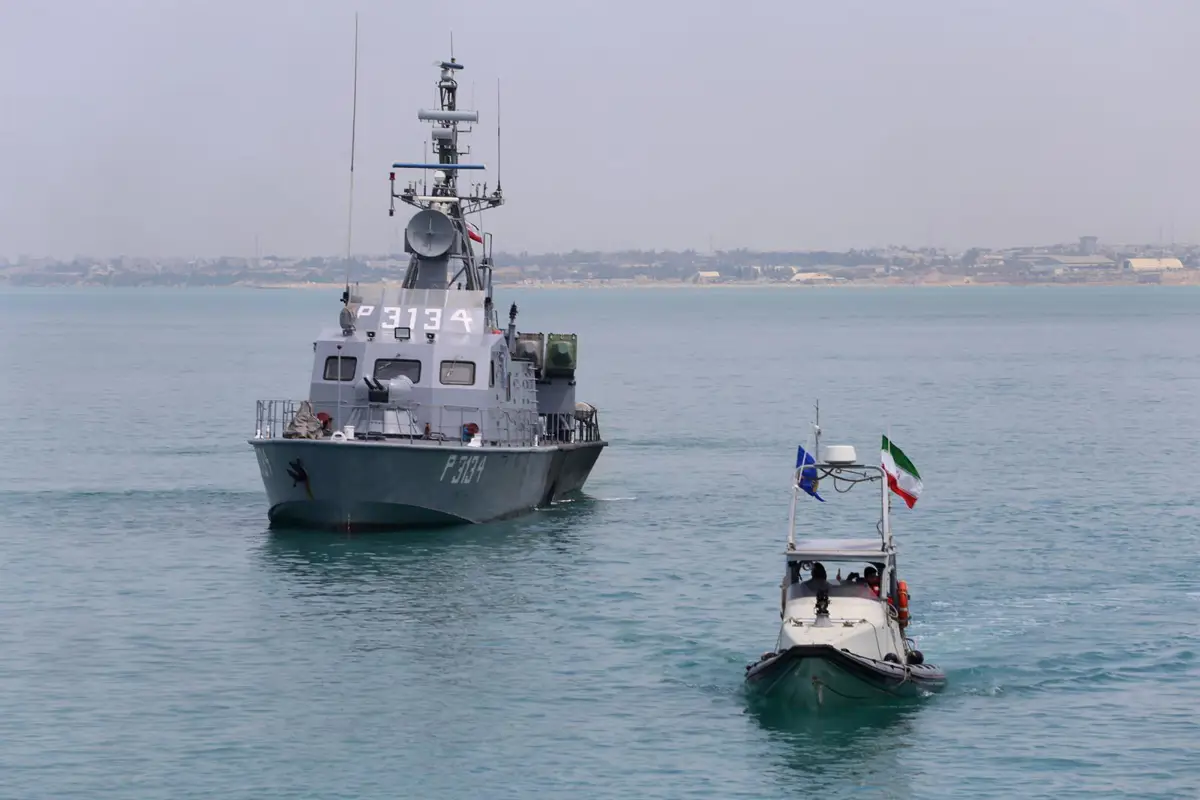 Buque de la Guardia Revolucionaria iraní y una lancha rápida en aguas del golfo Pérsico
