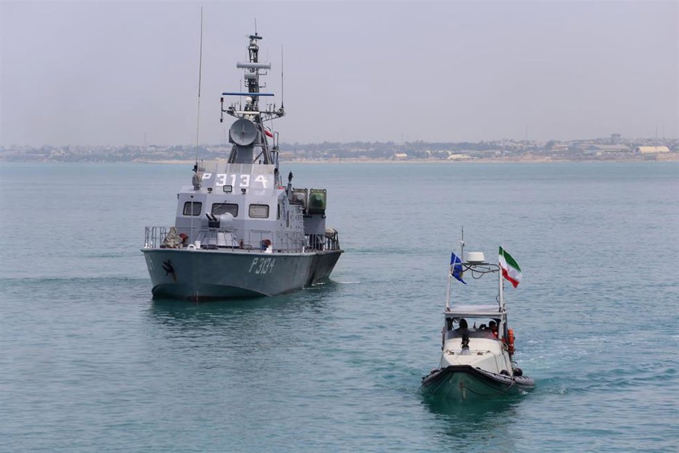 Archivo - Buque de la Guardia Revolucionaria iraní y una lancha rápida en aguas del golfo Pérsico