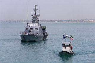 Archivo - April 29, 2024, Persian Gulf, Bushehr, Iran: The Islamic Revolutionary Guard Corps (IRGC) P313-4 Shahid Tavassoli (L) warship and a speed boat (R) are sailing during the IRGC marine parade to commemorate Persian Gulf National Day near the Busheh