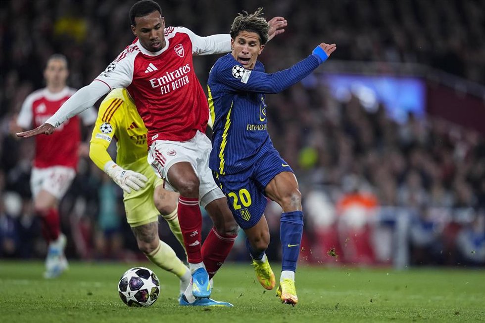 Giuliano Simeone of Atletico de Madrid and Gabriel of Arsenal FC in action during the UEFA Champions League 2025/26 Semi Final Second Leg match between Arsenal FC and Atletico de Madrid at Emirates Stadium on May 05, 2026, in London, England.