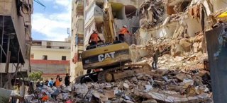 Equipos de rescate retiran los escombros de un edificio devastado por un ataque de Israel en Beirut, Líbano