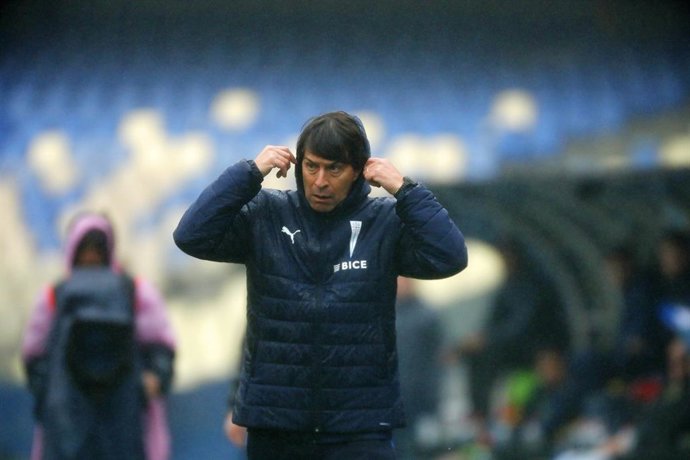 Futbol, Universidad de Concepcion vs Universidad Catolica Fase de grupos, Copa de la Liga 2026. El entrenador de Universidad Catolica Daniel Garnero es fotografiado durante el partido de primera division contra Universidad de Concepcion disputado en el