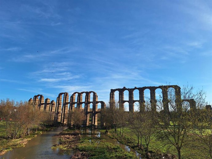 Archivo - Acueducto de los Milagros de Mérida con cielo despejado en una imagen de archivo