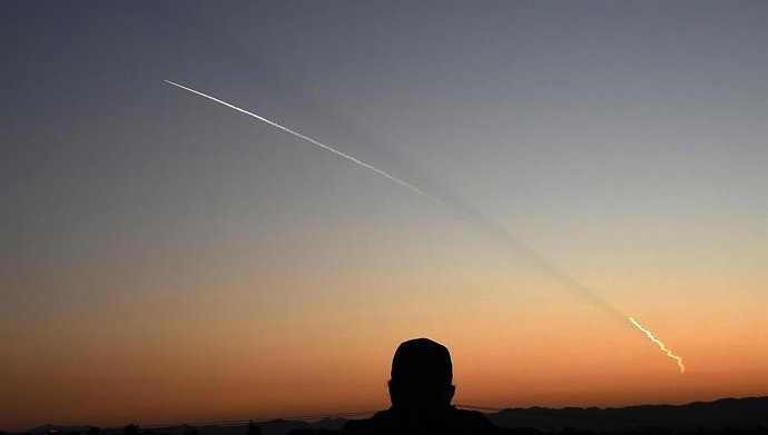 A SpaceX lança um foguete Falcon 9 com 24 satélites da Base da Força Espacial de Vandenberg nesta quarta-feira, 29 de abril de 2026, em Van Nuys, Califórnia, EUA.