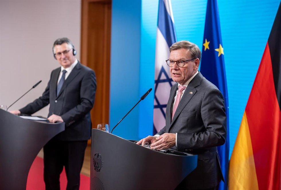 El ministro de Exteriores alemán, Johann Wadephul (derecha), ofrece una rueda de prensa conjunta con su homólogo israelí, Gideon Saar, tras su reunión en Berlín