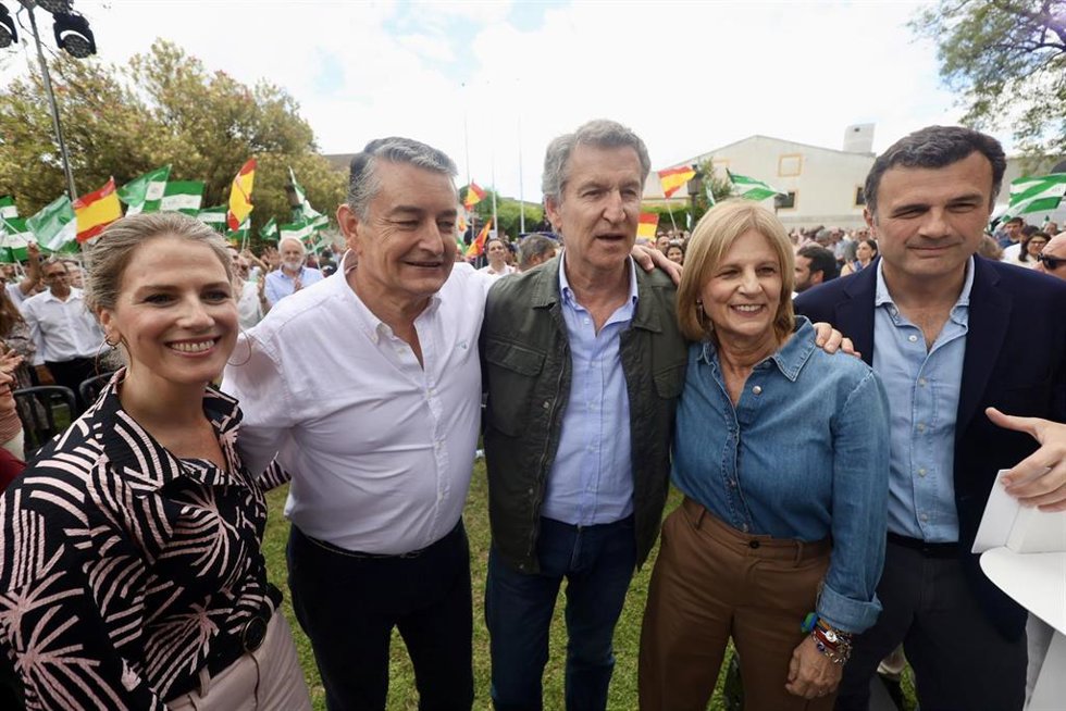 El presidente del Partido Popular, Alberto Núñez Feijóo, participa en Jerez de la Frontera (Cádiz) en un acto del PP de Cádiz junto al candidato 'popular' de la provincia, Antonio Sanz.