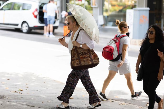 Archivo - Turistas paseando por las calles de Palma, a 11 de julio de 2023, en Palma de Mallorca, Mallorca, Baleares (España). La Agencia Estatal de Meteorología (Aemet) ha activado la alerta naranja en Baleares por una masa de aire cálido de origen afric