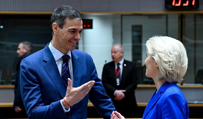 Archivo - El presidente del Gobierno, Pedro Sánchez, conversa con la presidenta de la Comisión Europea, Ursula von der Leyen.