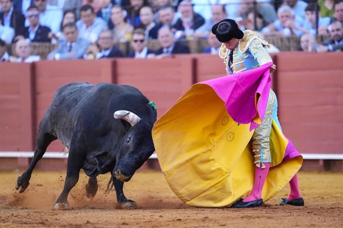 El torero Roman Collado en la decimosexta del abono taurino. A 26 de abril de 2026 en Sevilla (Andalucía, España).  