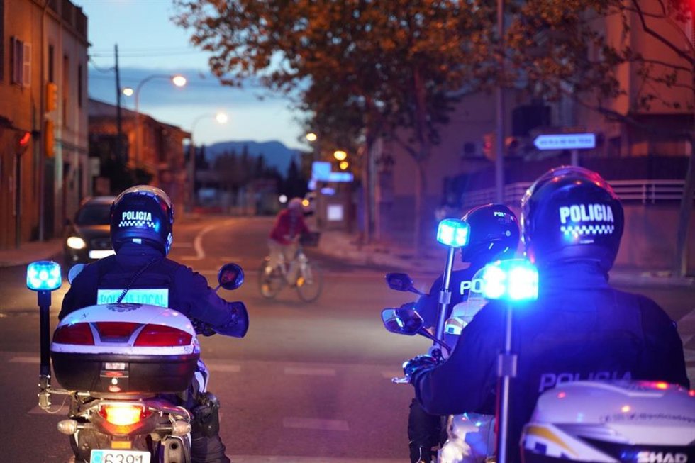 Archivo - Agentes de la Policía Local de Palma en moto.