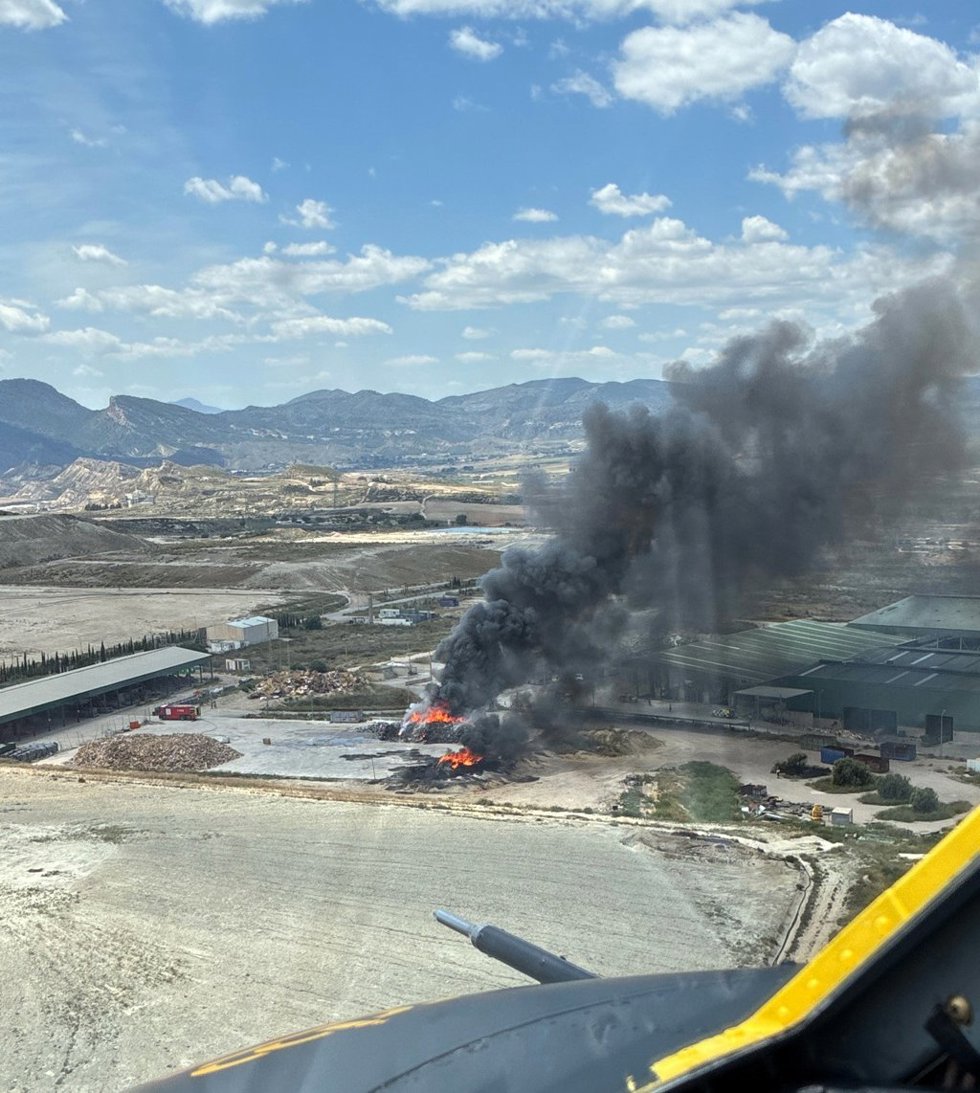 Incendio declarado en una planta de tratamiento de residuos de Lorca