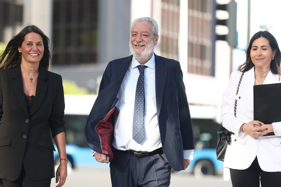 El jefe de Gabinete de Ayuso, Miguel Angel Rodríguez (c), a su llegada a los Juzgados de Plaza Castilla, a 6 de mayo de 2026, en Madrid (España).