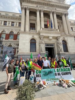 Acampada de APAG Extremadura Asaja frente al Ministerio de Agricultura